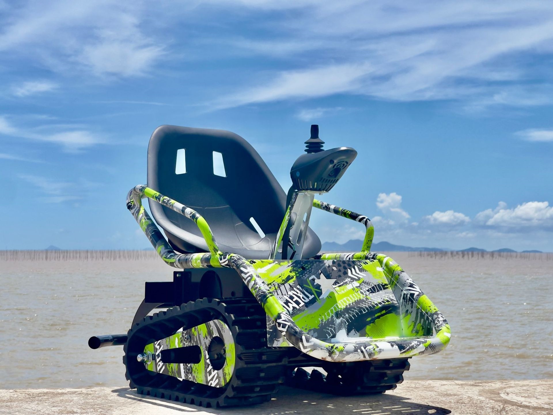 Children's Electric Tracked Beach Vehicle, All-Terrain Tracked Go-Kart, Upgraded Anti-Tip Tracked Tank Vehicle