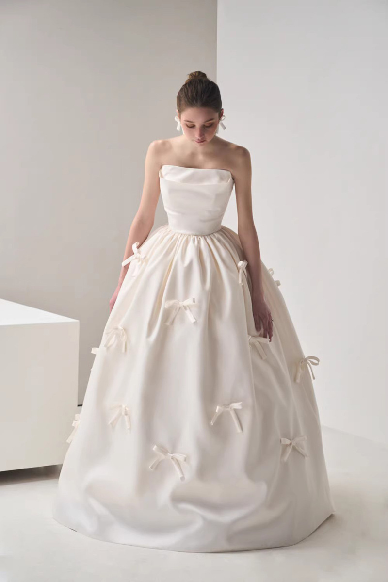 Schlichtes Trägerloses Satin Brautkleid Im Wald-stil_voghion.com