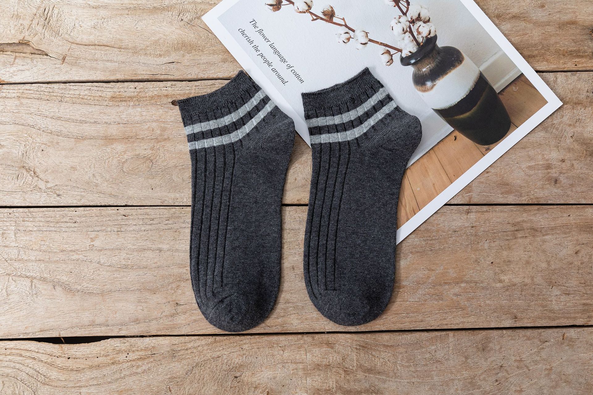 靴下の男性の四季型の平行棒の学院の運動風のinsの潮は簡単に日本の浅い口の低い船の靴下を組み合わせます。