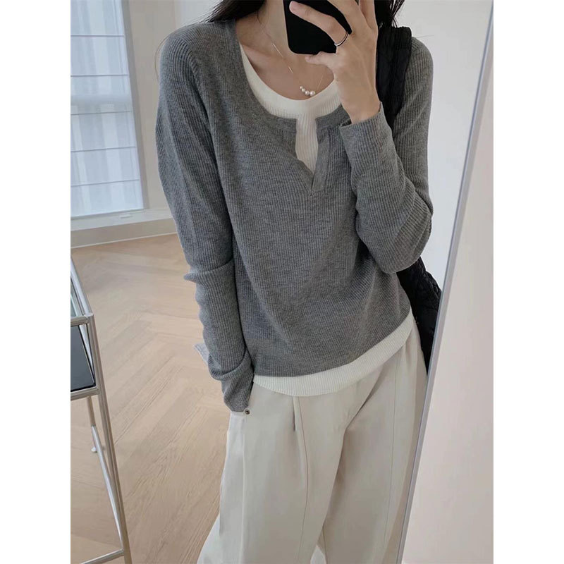 【上質生地】黒の偽の2つのvネックの中に女性の秋の修身がやせて見える底のシャツの長袖の上着があります。