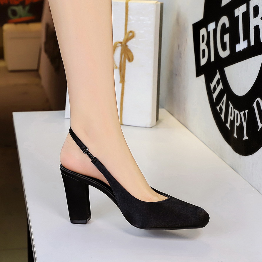Pumps dames met blokhak en vierkante neus veelzijdig model_voghion.com