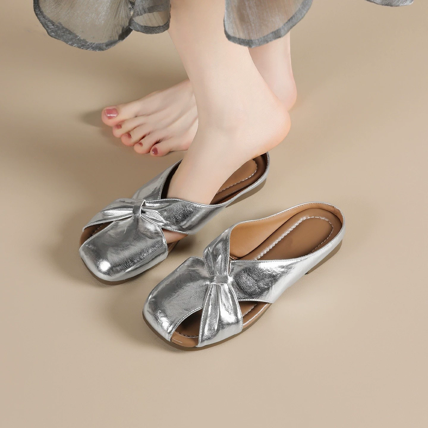 Нишевые легкие роскошные холодные тапочки женщины 2025 лето новая французская ретро женская обувь в стиле ретро