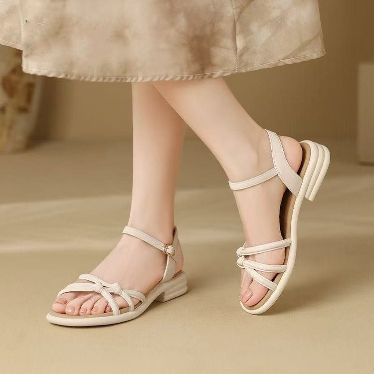 Sandalias de dedos desnudos de alto nivel con falda francesa hermosa 2026 verano nuevo tipo con sandalias para mujeres