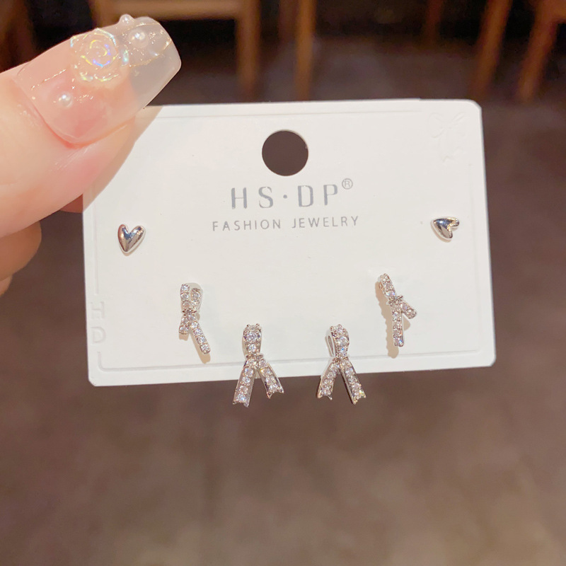 S925 aguja de plata micro incrustaciones de circón pendientes cortos pendientes de pelo corto japonés y coreano elegante todo-fósforo simple conjunto de tres piezas pendientes para las mujeres