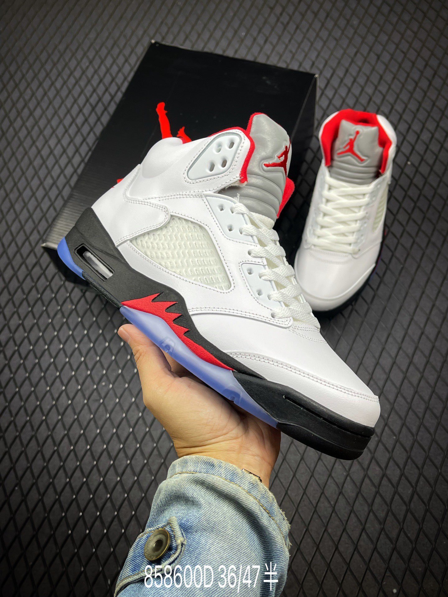 2025 nuevo color AJ5 negro y blanco flujo de arce de batalla real de alto rendimiento retro versátil zapatos deportivos de baloncesto masculino y femenino 3D vertical