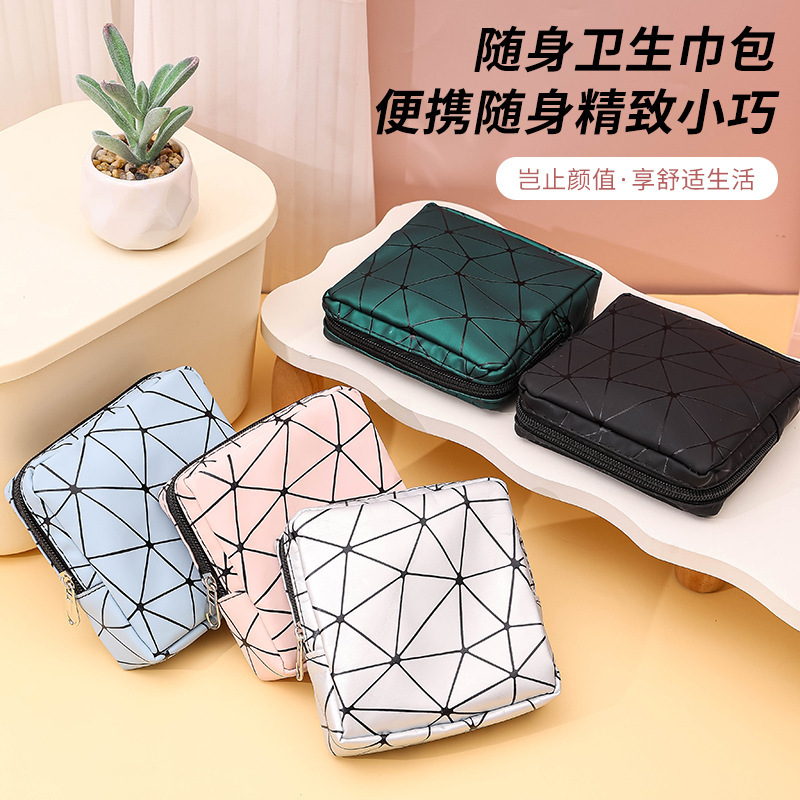 かわいい携帯用のおばさんのタオルの袋に生理用ナプキンを入れます。|undefined