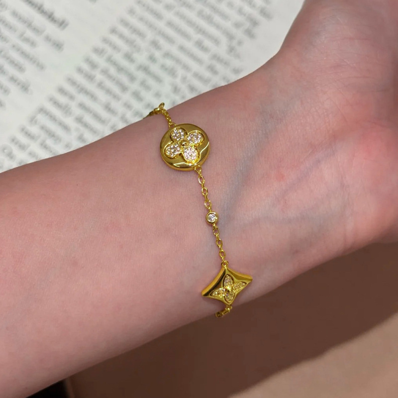 Sparkling Round Four-Leaf Clover Gold Bracelet 2026 New Style Light Luxury Exquisite Vintage Temperament Bracelet Jewelry Customization Sparkling Round Four-Leaf Clover Gold Bracelet 2026 New Style Light Luxury Exquisite Vintage Temperament Bracelet Jewelry Customization