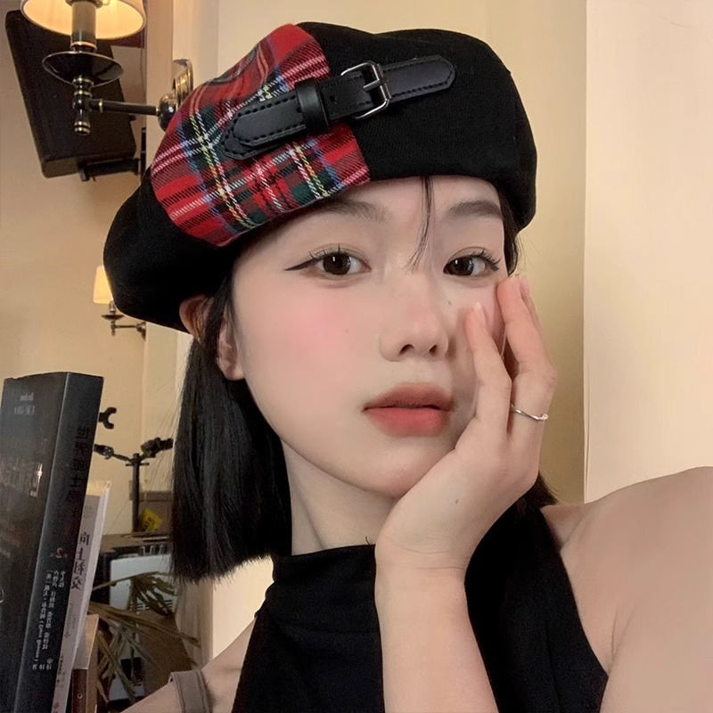 格子縞はベレー帽の女性英倫の復古的な顔をつなぎ合わせます。|undefined