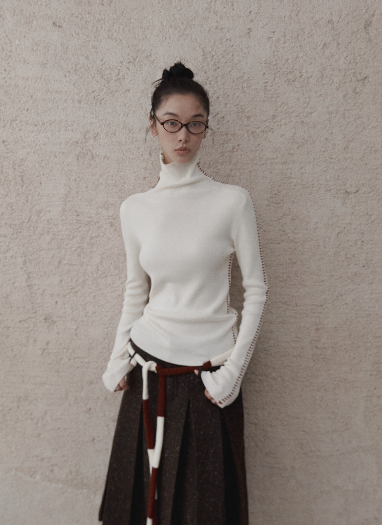 ユニティモードデザイン感手縫いタートルネックウールセーター女性の冬の色は底にニットを合わせます。