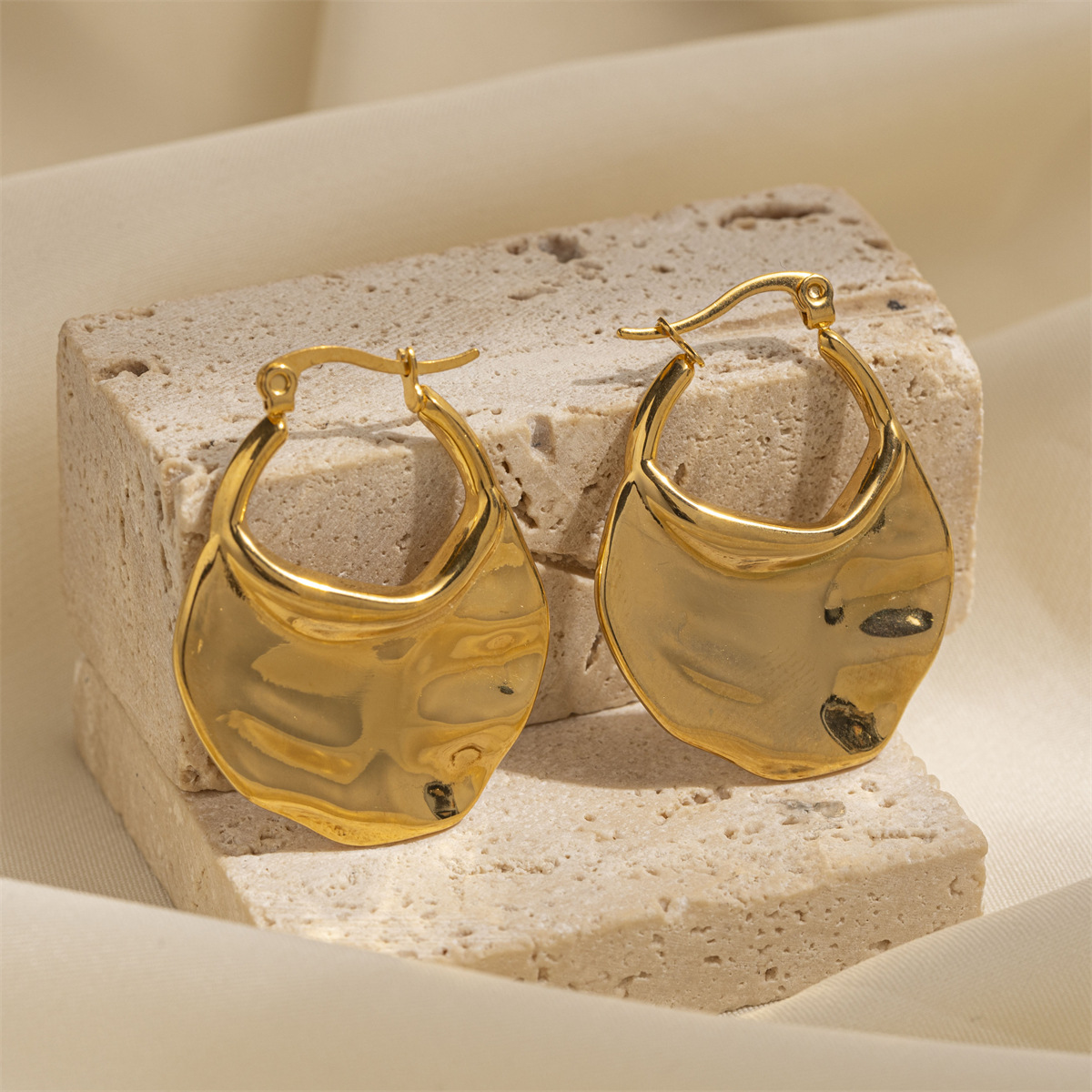 Taena Pendientes de acero inoxidable europeos y americanos, lujo ligero, diseño de nicho de alta gama, pendientes de acero de titanio de superficie brillante, joyería de explosión transfronteriza