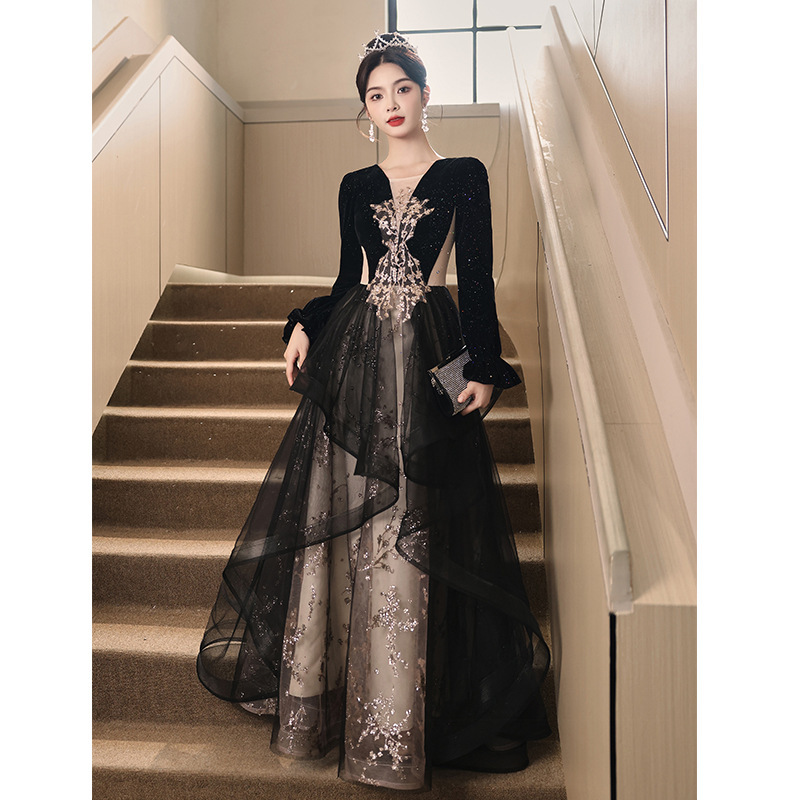 Vestido de noche negro 2026 nuevo estilo francés de lujo ligero nicho de gama alta cena anual anfitrión de examen de arte manga larga