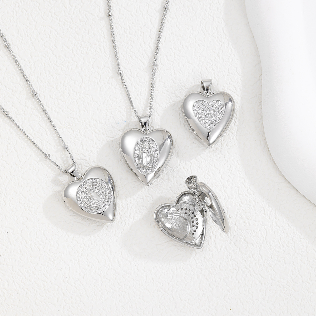 Colgante de circonio con incrustaciones en forma de corazón de Nuestra Señora de nicho europeo y americano, plateado, retro creativo collar de luna, joyería femenina al por mayor