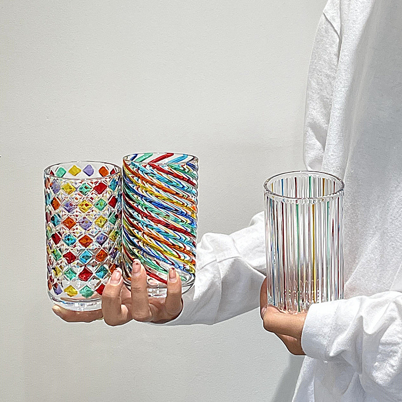 Ins nicho diseño de color contrastante pintado a mano taza de agua de vidrio de colores taza de jugo refractará la luz del arco iris taza medieval