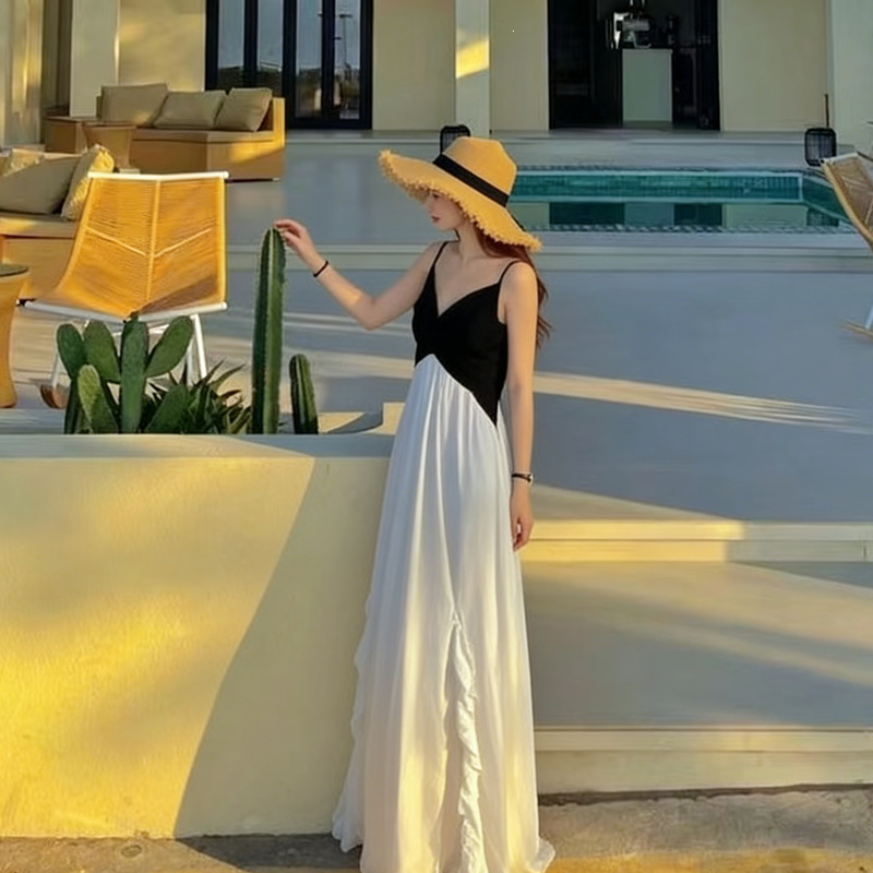 French Resort-Style Black and White Color-Blocked Suspender Dress for Women in Summer, Waist-Cinching, Slimming, Elegant and Flowing Long Fairy Dress French Resort-Style Black and White Color-Blocked Suspender Dress for Women in Summer, Waist-Cinching, Slimming, Elegant and Flowing Long Fairy Dress