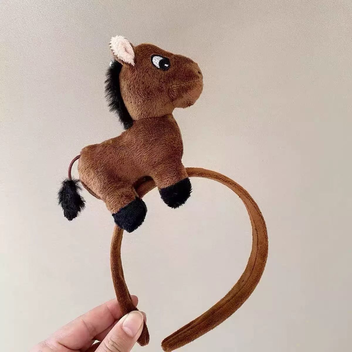 Nuevo lindo Año del Caballo festivo de peluche para las mujeres Año Nuevo lavar la cara de Navidad presión de cabello para la atmósfera de tocado rojo