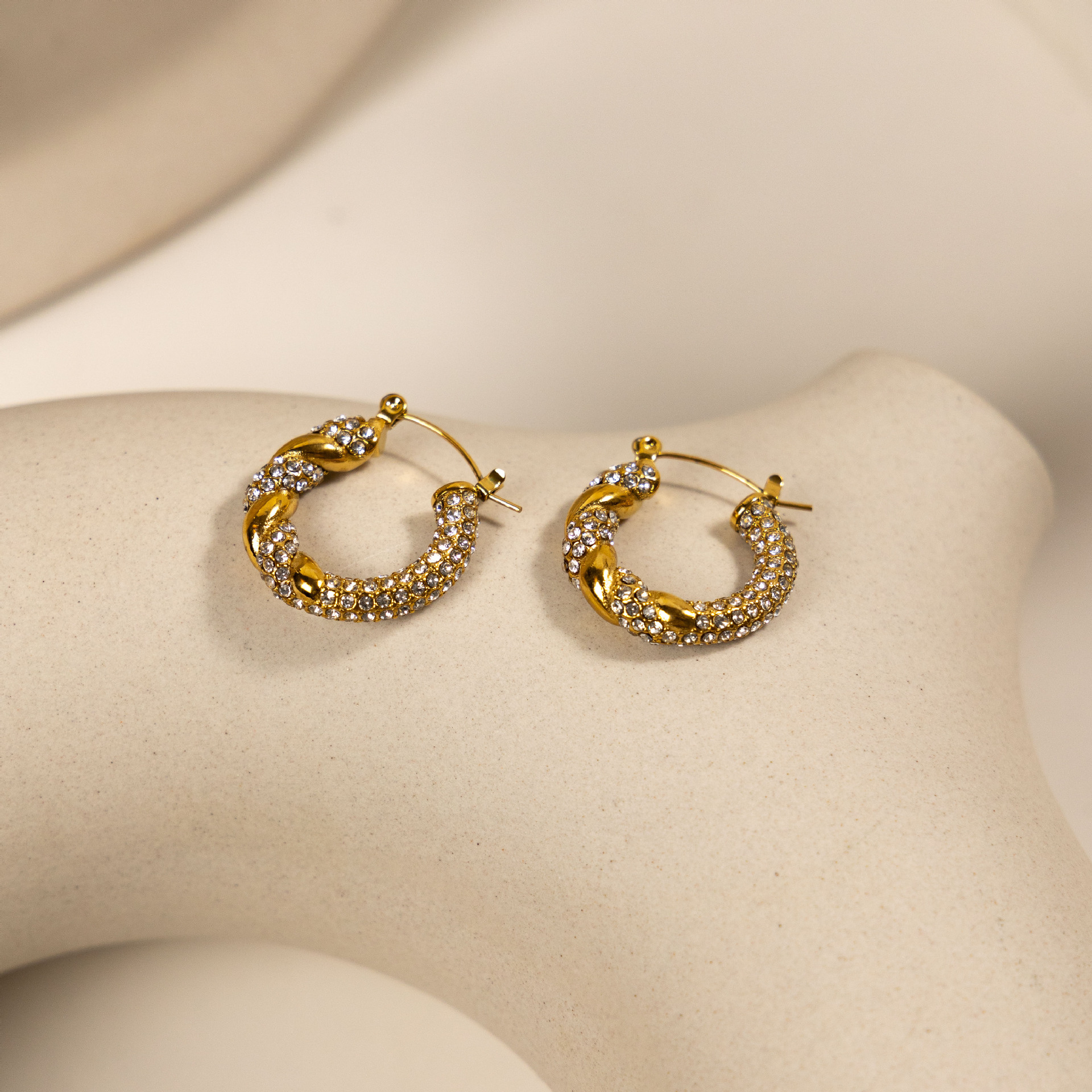 Tena Pendientes de acero inoxidable europeos y americanos Pendientes de acero inoxidable chapados en oro de 18k de alta calidad de lujo ligero, mujeres transfronterizas