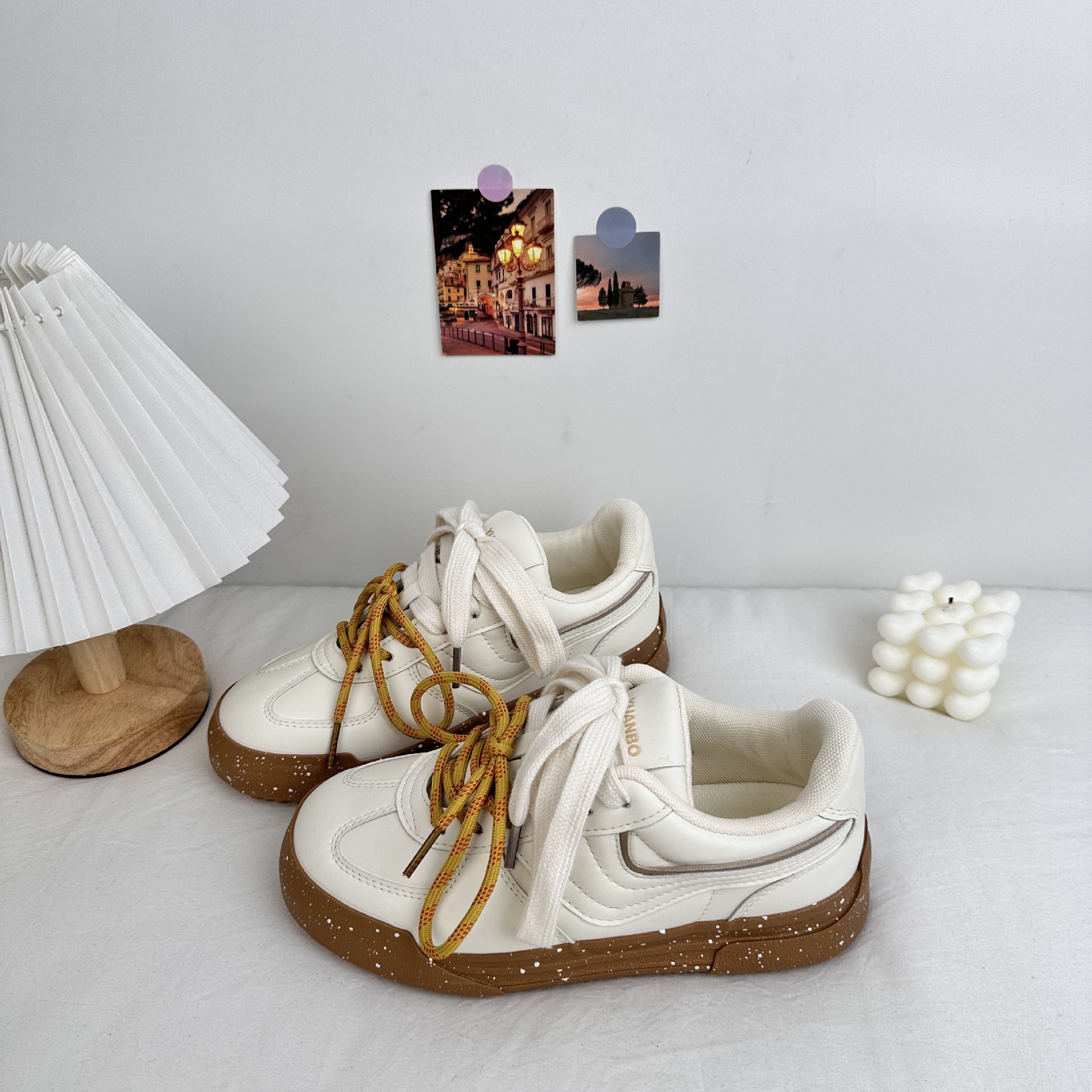 Yuanbo 2025 primavera nuevas zapatillas de deporte para estudiantes de suela gruesa deportes y ocio versión coreana de todo fósforo zapatos blancos zapatos de lona cabello femenino