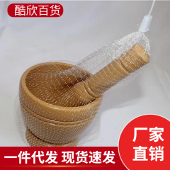 ニンニクの缶をいじってニンニクの蓉をいじります。