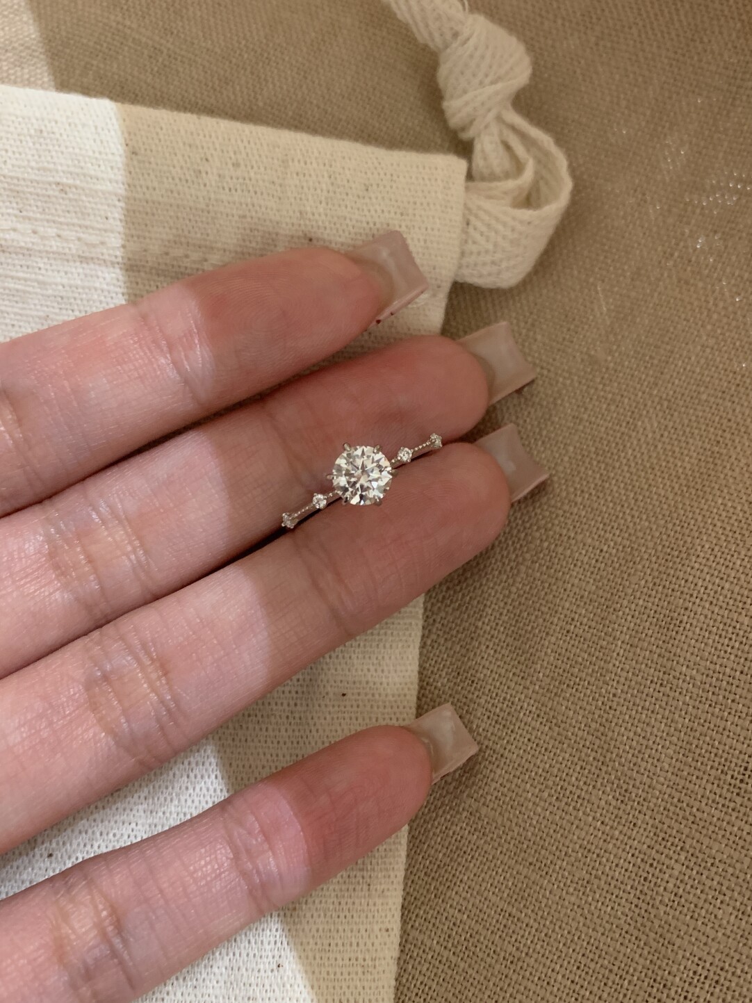 Glittrande designer ring för kvinnor, elegant och bekväm_voghion.com