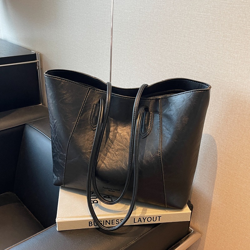 Este año, la popular bolsa de gran capacidad para mujeres 2026 nueva bolsa de brazo simple y casual, bolsa de hombro de viaje universal.