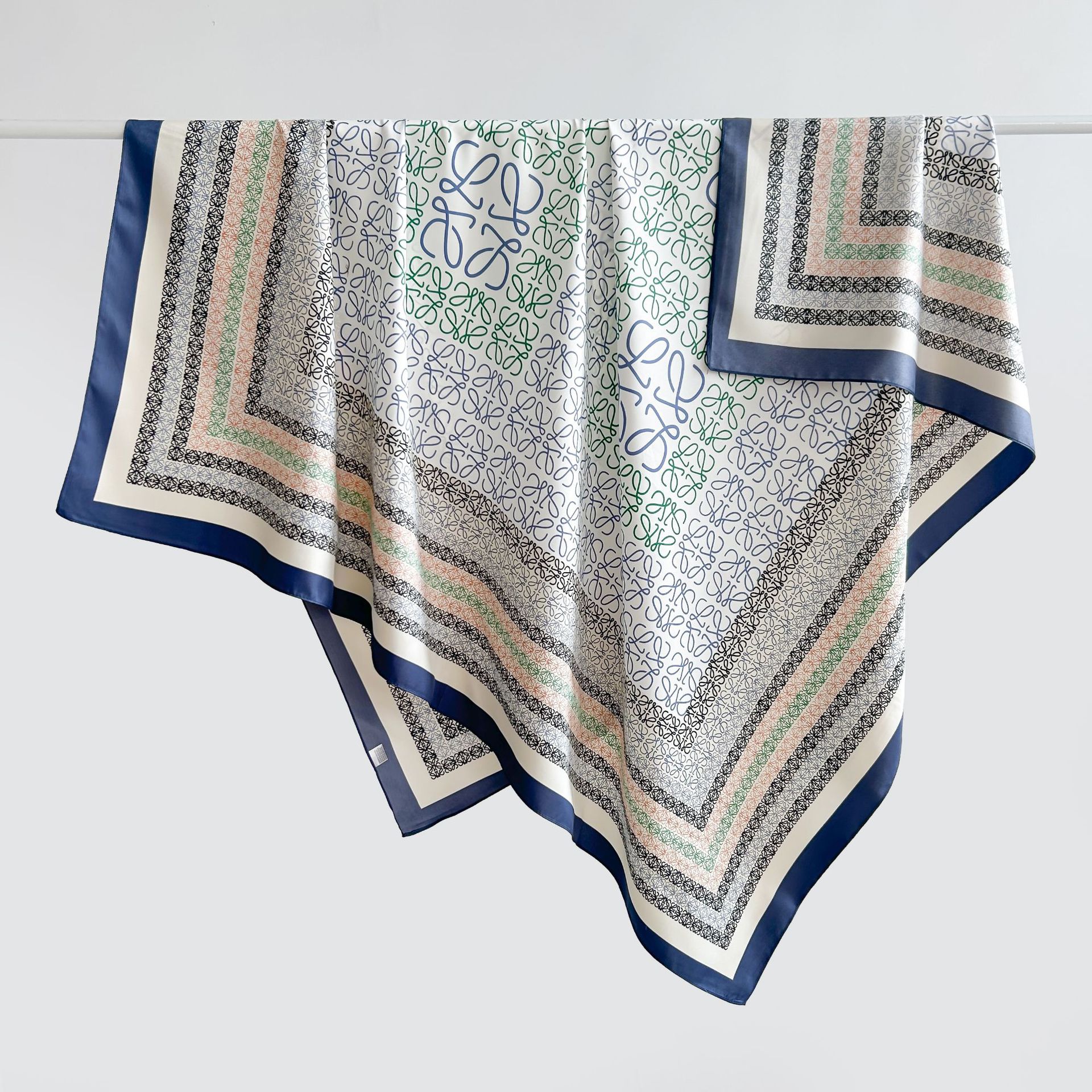 Venta caliente coreana, simple, nicho, diseño creativo, impresión, bufanda cuadrada de sarga, sensación de alto nivel, chal fresco a juego para mujer