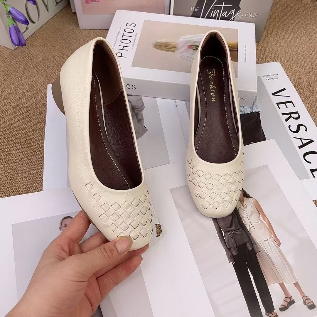 2026 nuevo cuero de cuero suave con suela suave primavera y otoño zapatos de mujer zapatos de cuero cómodos retro zapatos de madre zapatos de mujer