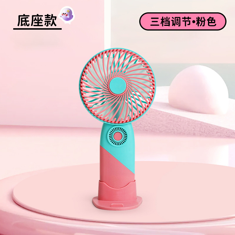 小型扇風機usbミニ扇風機を持って充電します。学生寮の手は携帯型のデスクトップを持っています。|undefined