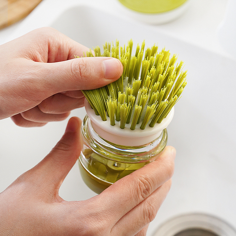 鍋の神器をブラシして自動的に液体を加えて食器洗いして台所の家庭用の鍋を洗ってスポンジをブラシします。|undefined
