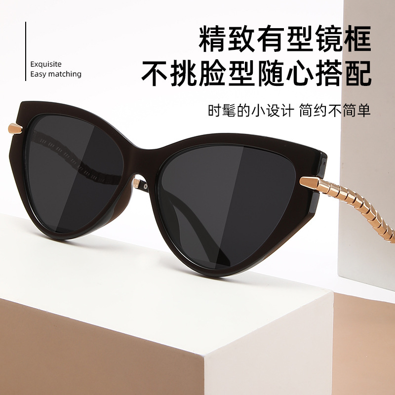2025 nueva moda europea y americana ojo de gato gafas de sol anti-ultravioleta cadena de decoración de personalidad femenina gafas de sol de moda de alta calidad