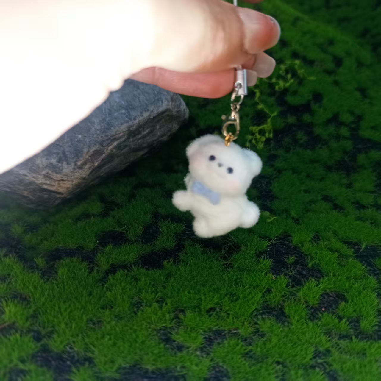 발톱과 밧줄이 없는 몰려든 기울어진 개