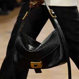 巴黎家26早春新款LeCtty油蜡皮机车包高级感饺子包单肩腋下包真皮