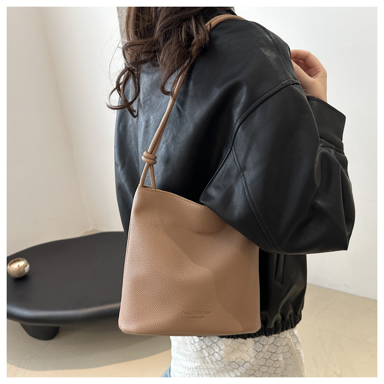 Solid-color simple single-shoulder casual. This year, the retro large-capacity 2024 new autumn crossbody bucket bag for women is in vogue undefined