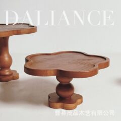 軽くて豪華なレトロなレースの木のトレーの高い足の木製のろうそくの香薫のトレーのフランスの花の置物のトレー