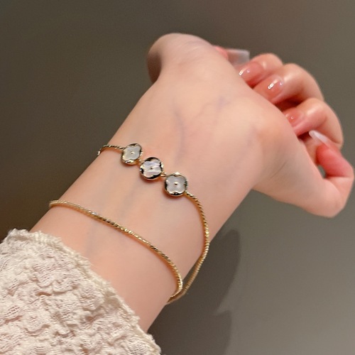 Natural Pearl Mother-of-Pearl Flower Bracelet  Exquisite Small Rose Rope Bracelet Unique Instagram Style Party Daily Accessory