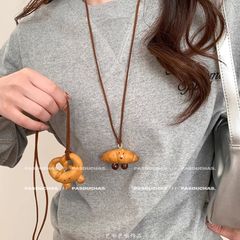 かわいい大衆デザインアルカリ水結びパンペンダントネックレス女性秋冬牛角包長毛服チェーンアクセサリー
