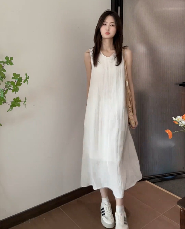 Aiyixuan フレンチオフホワイトノースリーブベストドレス女性の新しいハイエンド海辺の休暇気質ミッドレングススカート|undefined