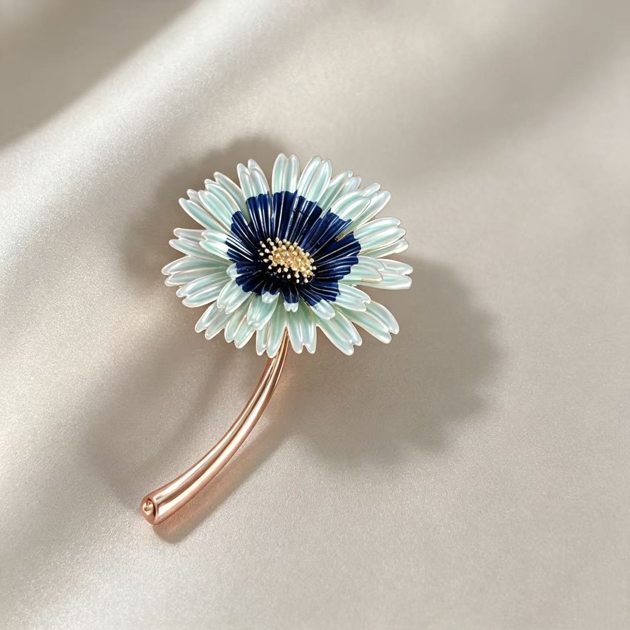 Enamel daisy brooch, high-end luxury lapel pin, clothing accessory, waist-cinching pin, corsage accessory, jewelry