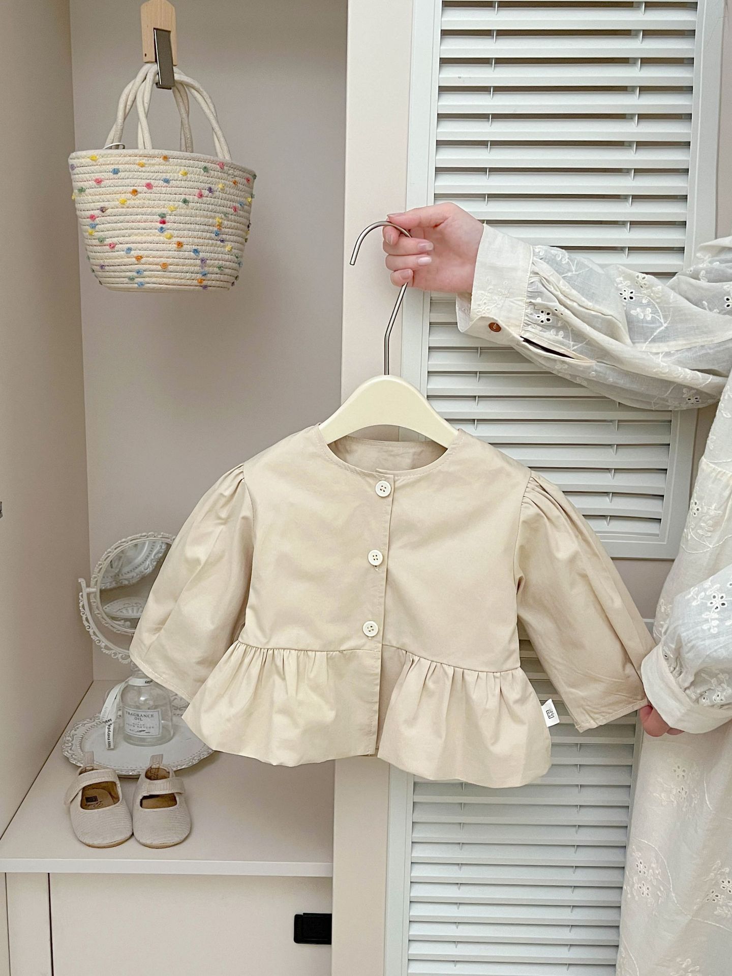 Niña primavera pequeña abrigo de viento fragante 2026 nueva ropa de bebé temperamento de niña pequeña primavera abrigo de moda