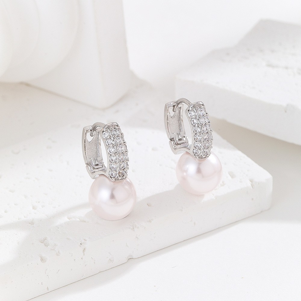 Silver pointed spike labret stud material detail