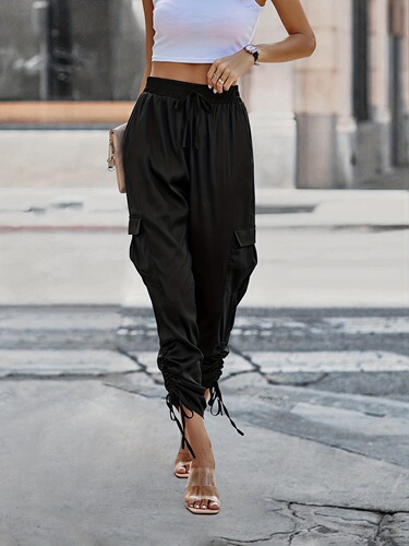 European and American-style new women's cropped pants with large pockets, elastic waistband, ankle straps, and tapered legs—perfect for commuting and casual wear.