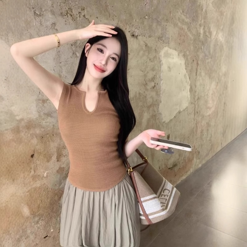 V-Neck Knitted Sleeveless Vest for Women Summer New French Sweet Sexy Curved Hem Slimming Look Outer Top V-Neck Knitted Sleeveless Vest for Women Summer New French Sweet Sexy Curved Hem Slimming Look Outer Top