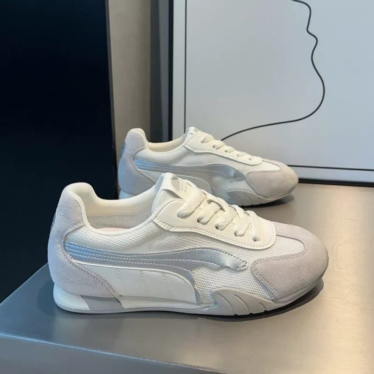 Zapatos de entrenamiento retrógrados de malla para mujeres 2026 verano nuevo transpirable ligero suave con una sola gruesa mostrando pies pequeños zapatos deportivos casuales