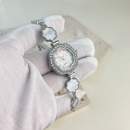 Fashionable lady's minimalist temperament flower bracelet watch, foreign trade fashion factory wholesale quartz watch, dropshipping one piece.