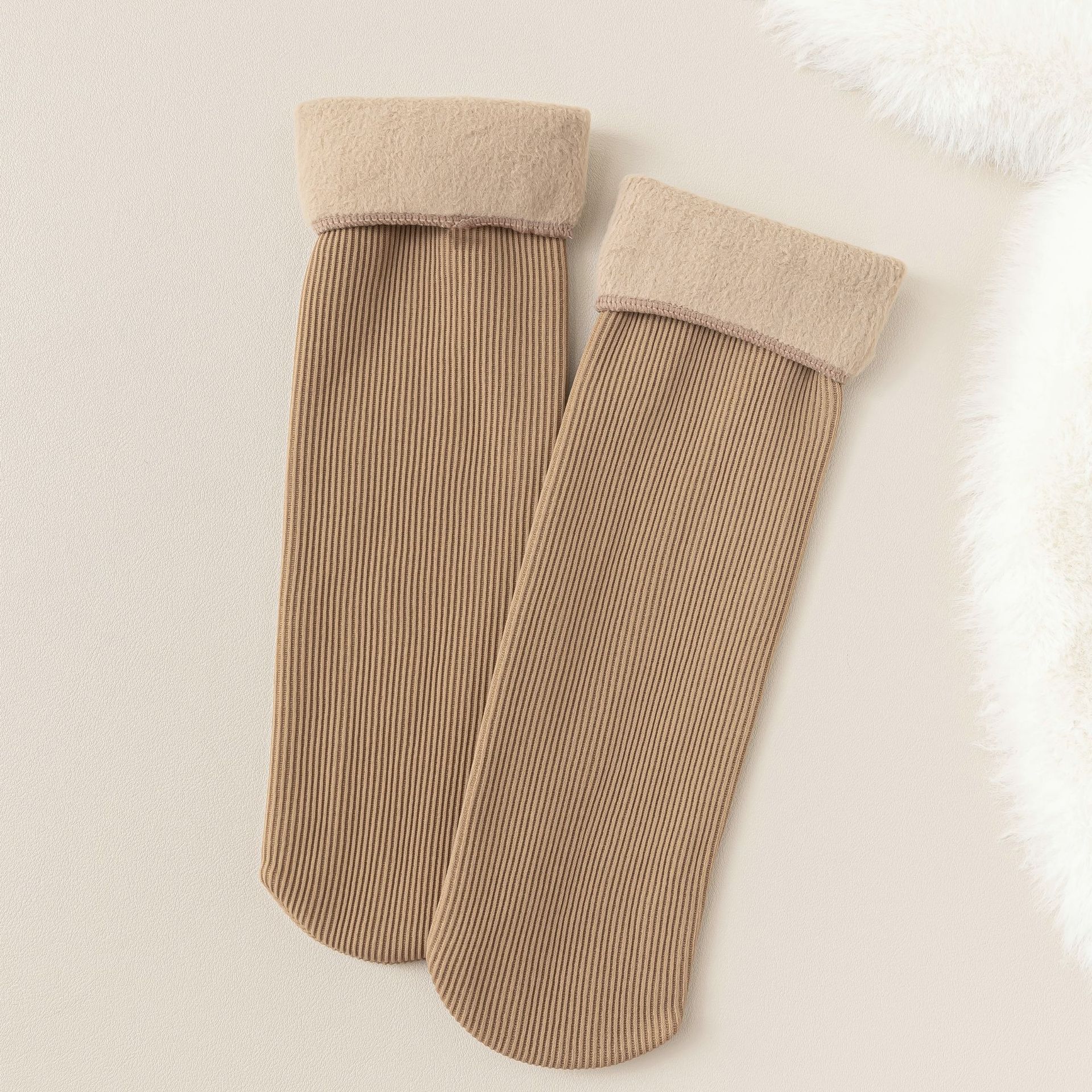 Calcetines de nieve Zhuji tiras verticales para mujer otoño e invierno más calcetines de tubo cálido engrosados de terciopelo calcetines de piso de felpa de color sólido al por mayor