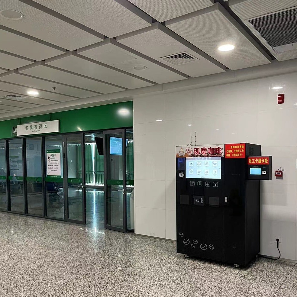 La máquina expendedora de café helado de autoservicio puede hacer más de 300 tazas de hielo y bebida continuas a la vez, y el fondo remoto se cubre automáticamente.