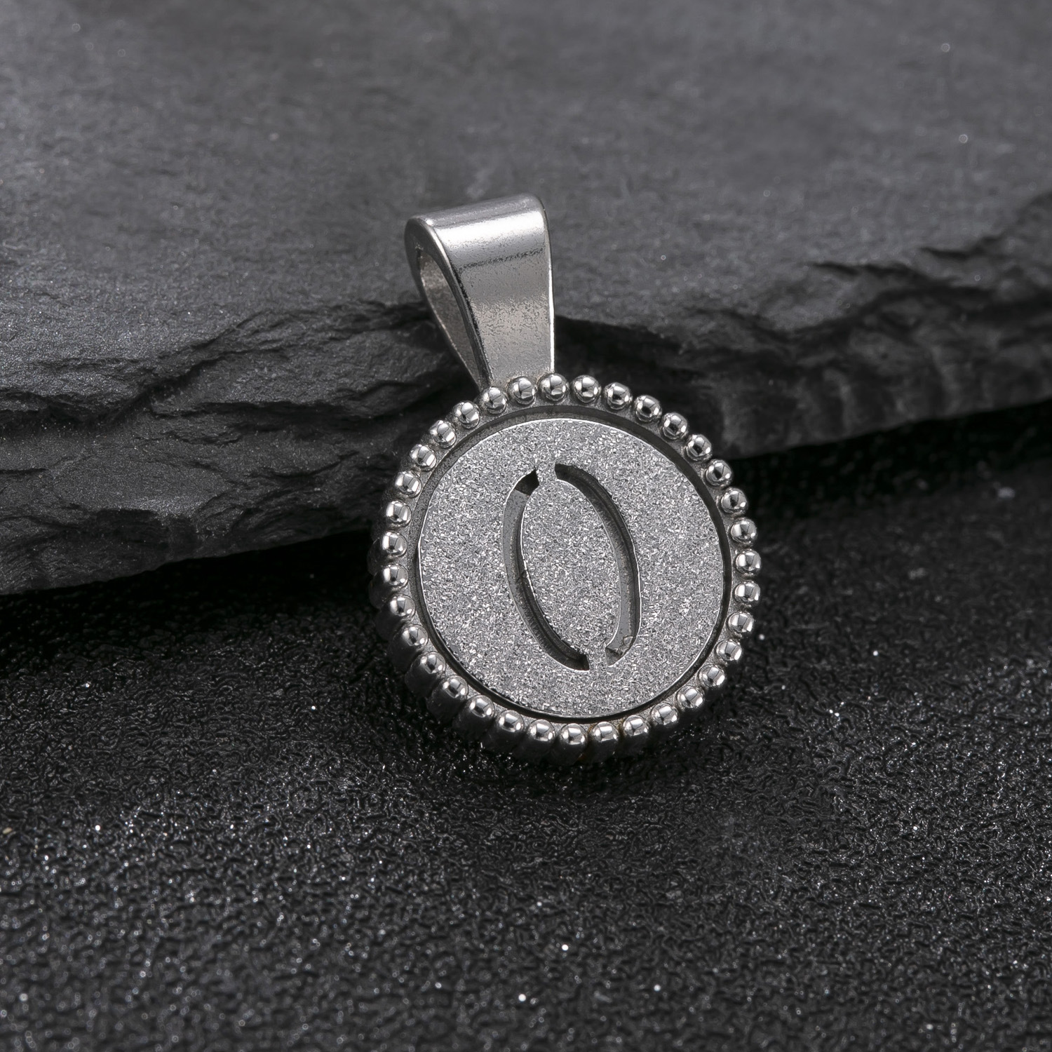 Colgante único Joyas de acero de titanio transfronterizas Marca redonda 26 letras inglesas Accesorios para collares Moda Joyería de acero inoxidable salvaje