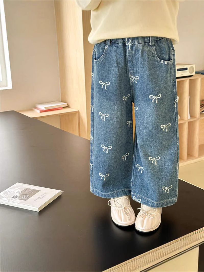 新商品の女の子のデニムのズボンのファッションはいっぱい印刷します。
