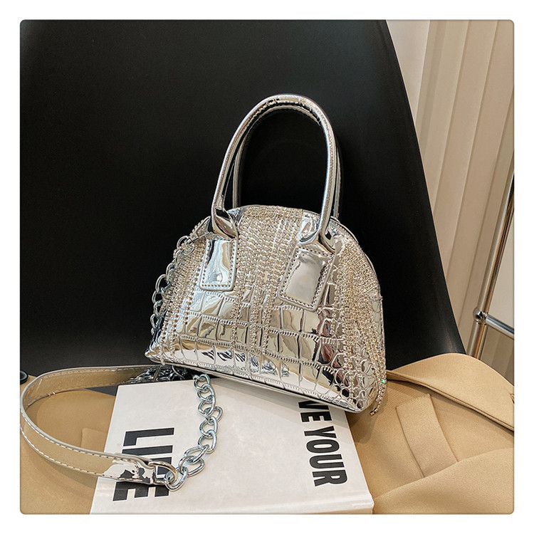 Femmes Faux Cuir Couleur Unie Vêtement De Rue Strass Gland Coquille Fermeture Éclair Sac Dôme display picture 2