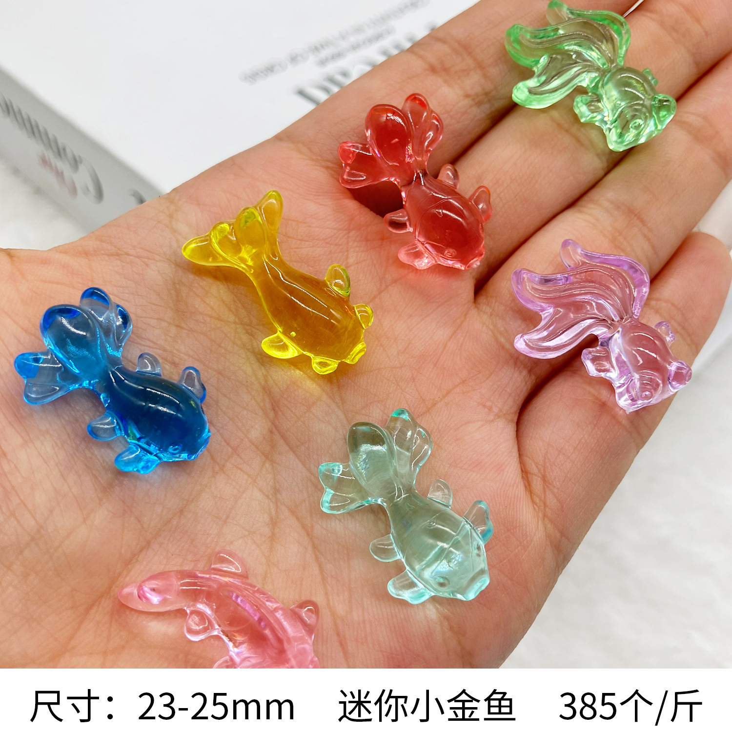 遊園地のキャッチャーは水晶の玉のアクリルのペンギンの子供の遊びのアクセサリのアクリルの子犬をまねます。