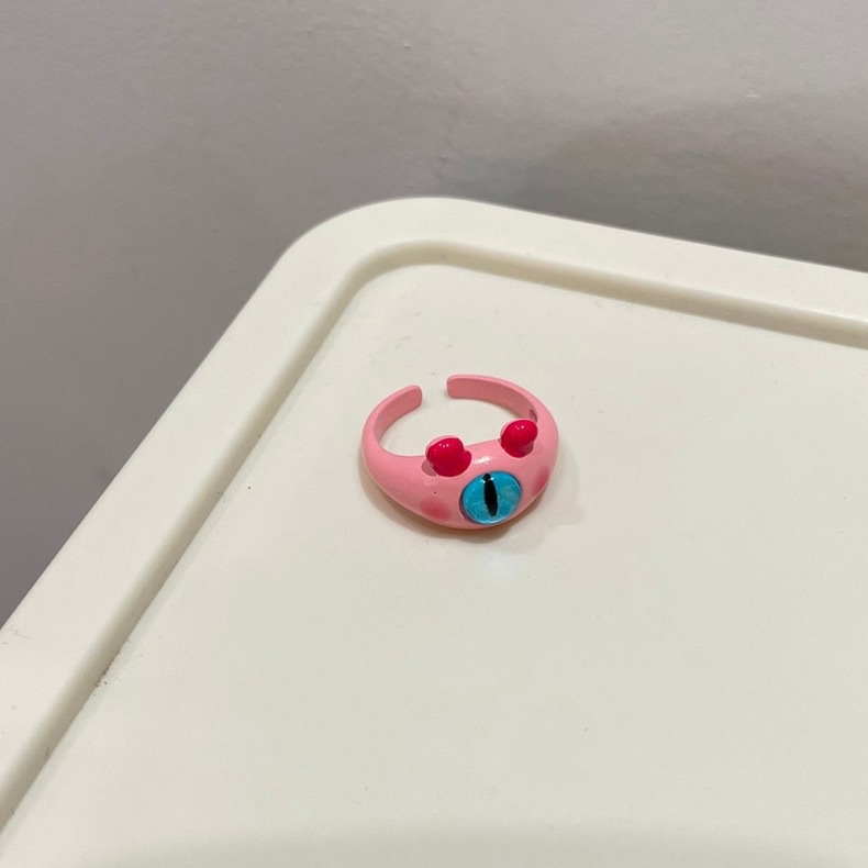 Lindo pequeño monstruo gato negro 2023 nuevo anillo femenino dopamina joyería anillo de ojo grande pareja anillo de cola Masculino